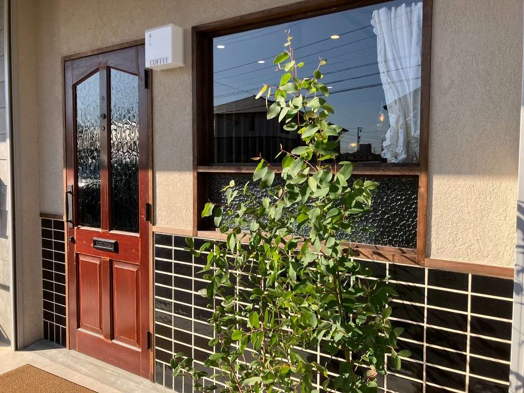 解体した古家の建具、一枚板を再利用したカフェ