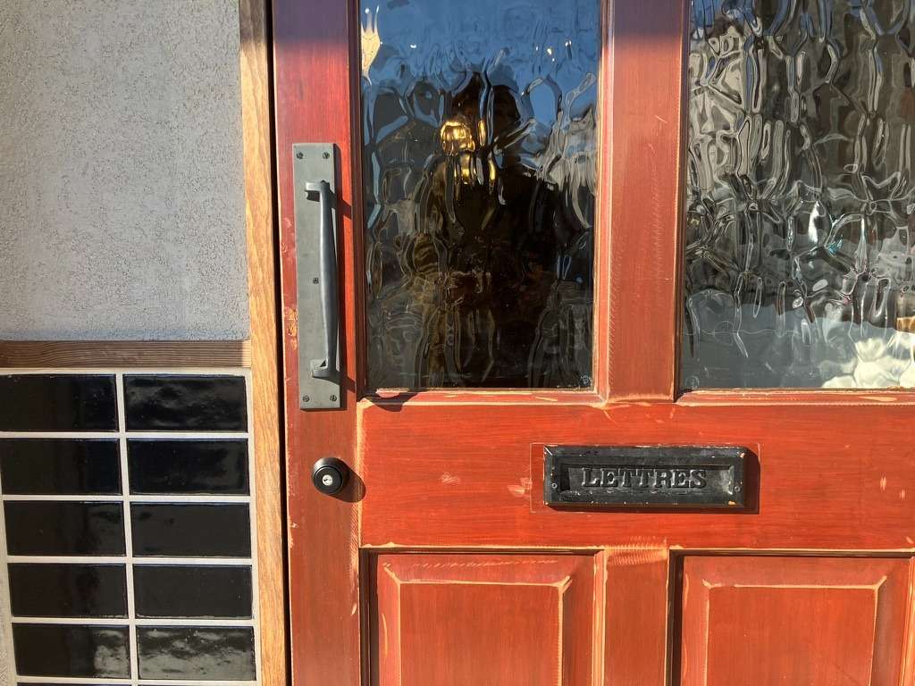 アンティークドアをお店のドアに取り入れる