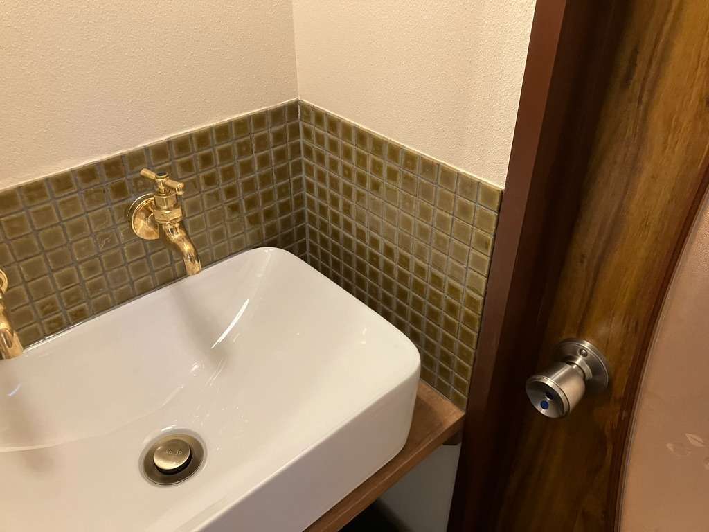 解体した古家の建具、一枚板を再利用したカフェ