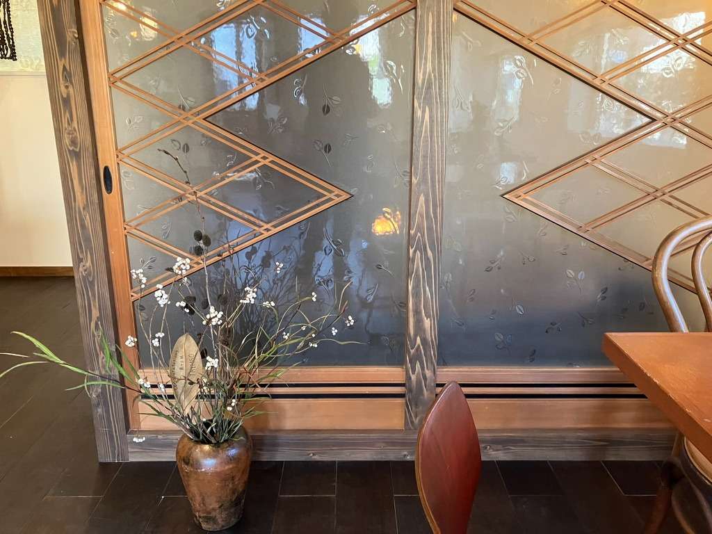 解体した古家の建具、一枚板を再利用したカフェ