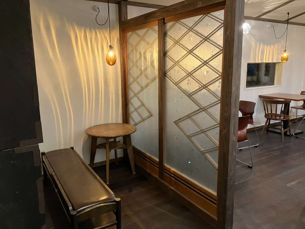 解体した古家の建具、一枚板を再利用したカフェ
