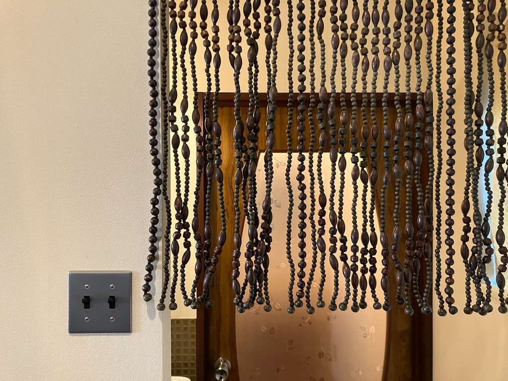 解体した古家の建具、一枚板を再利用したカフェ