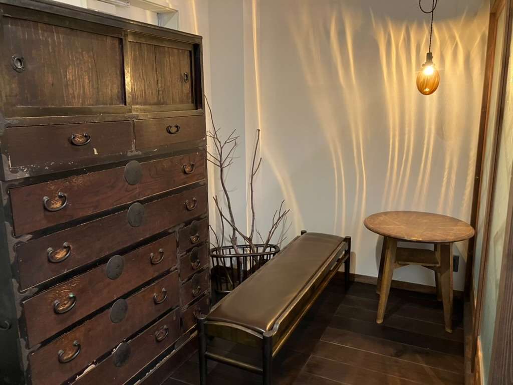 解体した古家の建具、一枚板を再利用したカフェ