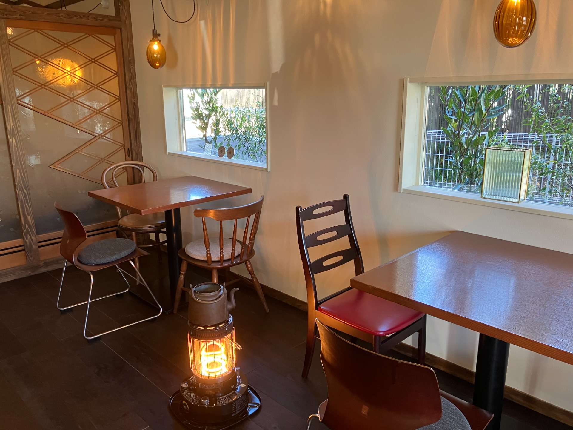 解体した古家の建具、一枚板を再利用したカフェ