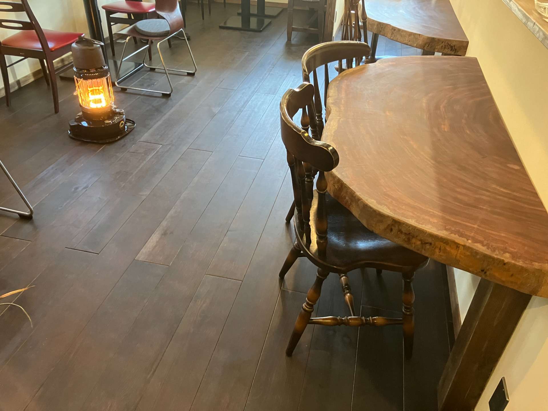 解体した古家の建具、一枚板を再利用したカフェ