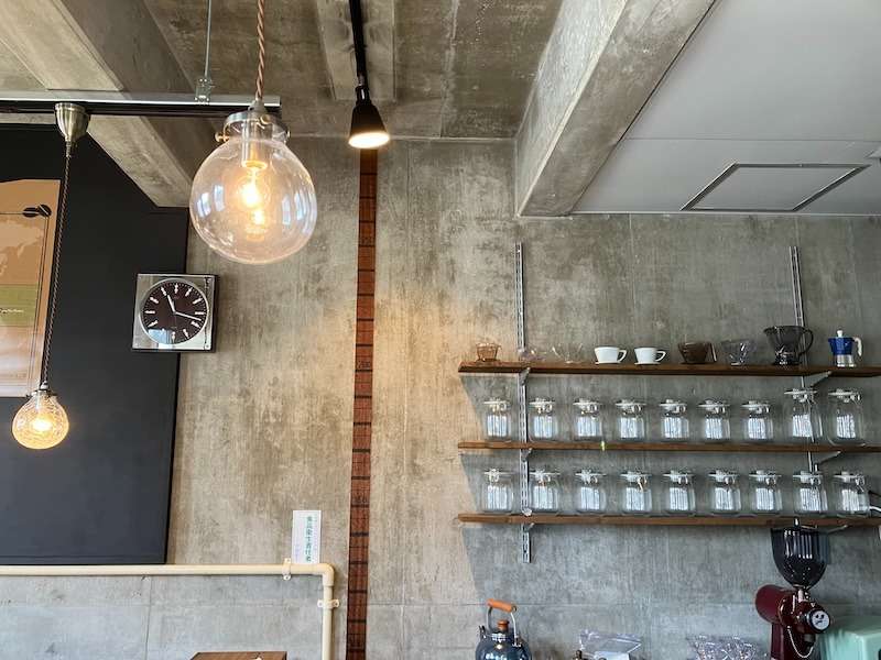 コンクリート表しの無機質さにコーヒーの入った小瓶が馴染む