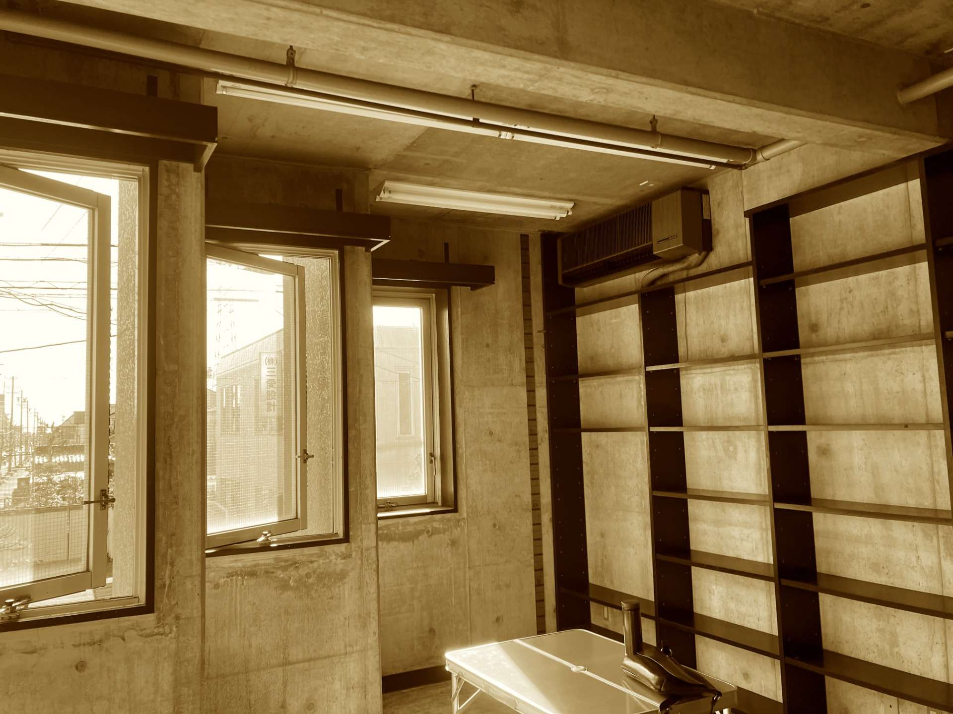 工事前の２F。客席を増やすため壁の本棚は撤去しました。