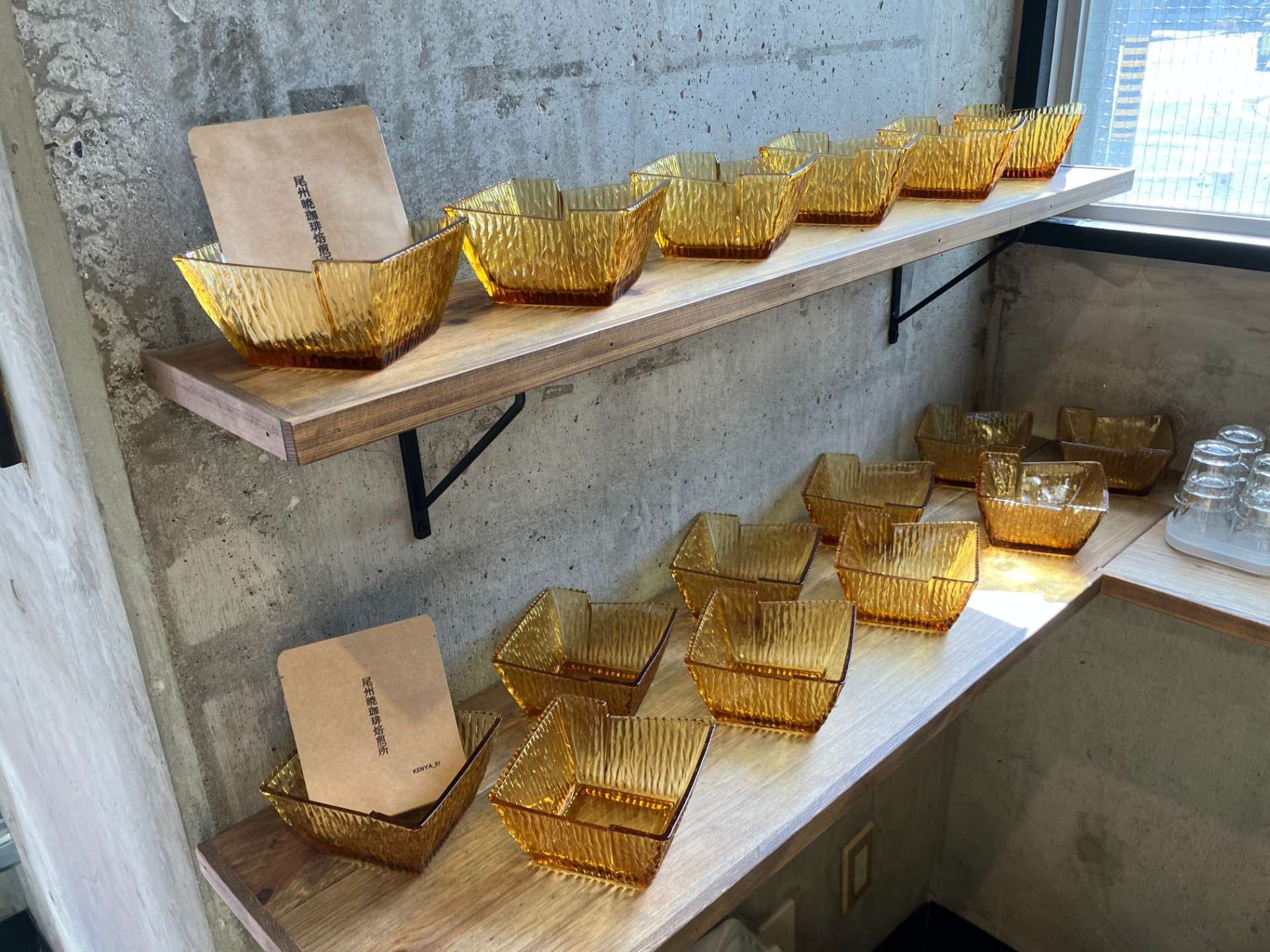 レトロなアンバーガラス食器。食器のこだわりもお店の楽しみのひとつ。