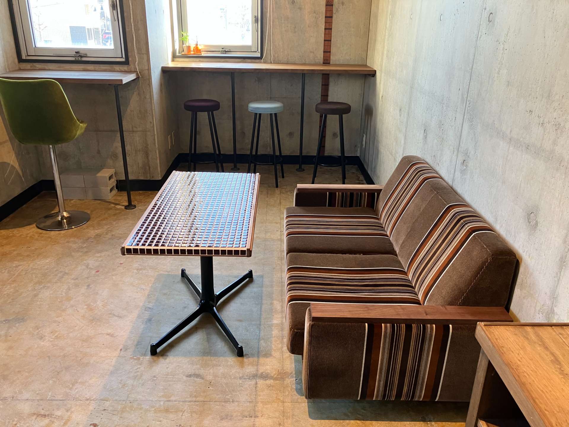 60年代復刻のストライプソファはコーヒー色をセレクト