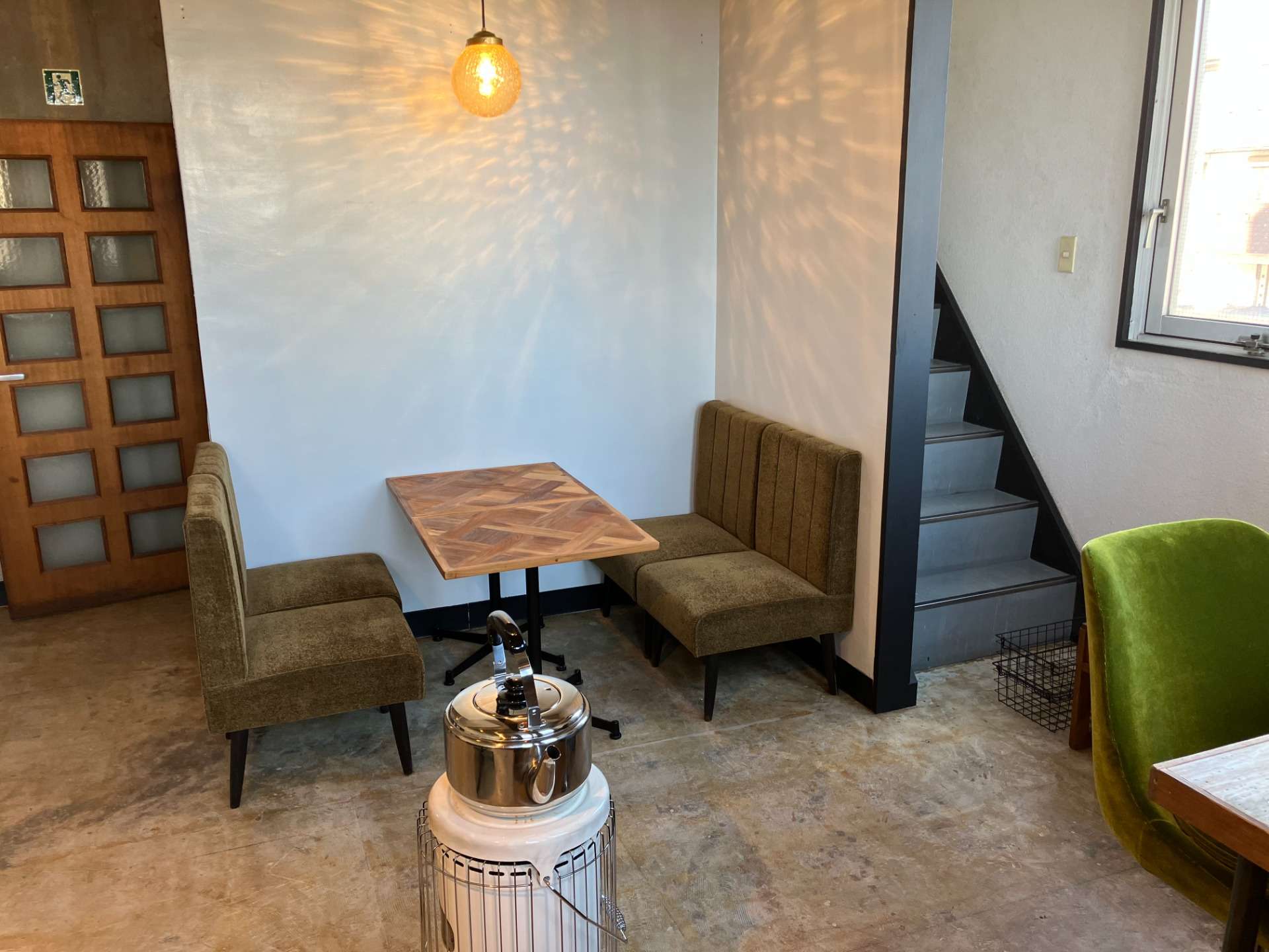 カフェソファは古い喫茶店のソファを新しく貼り替えたもの