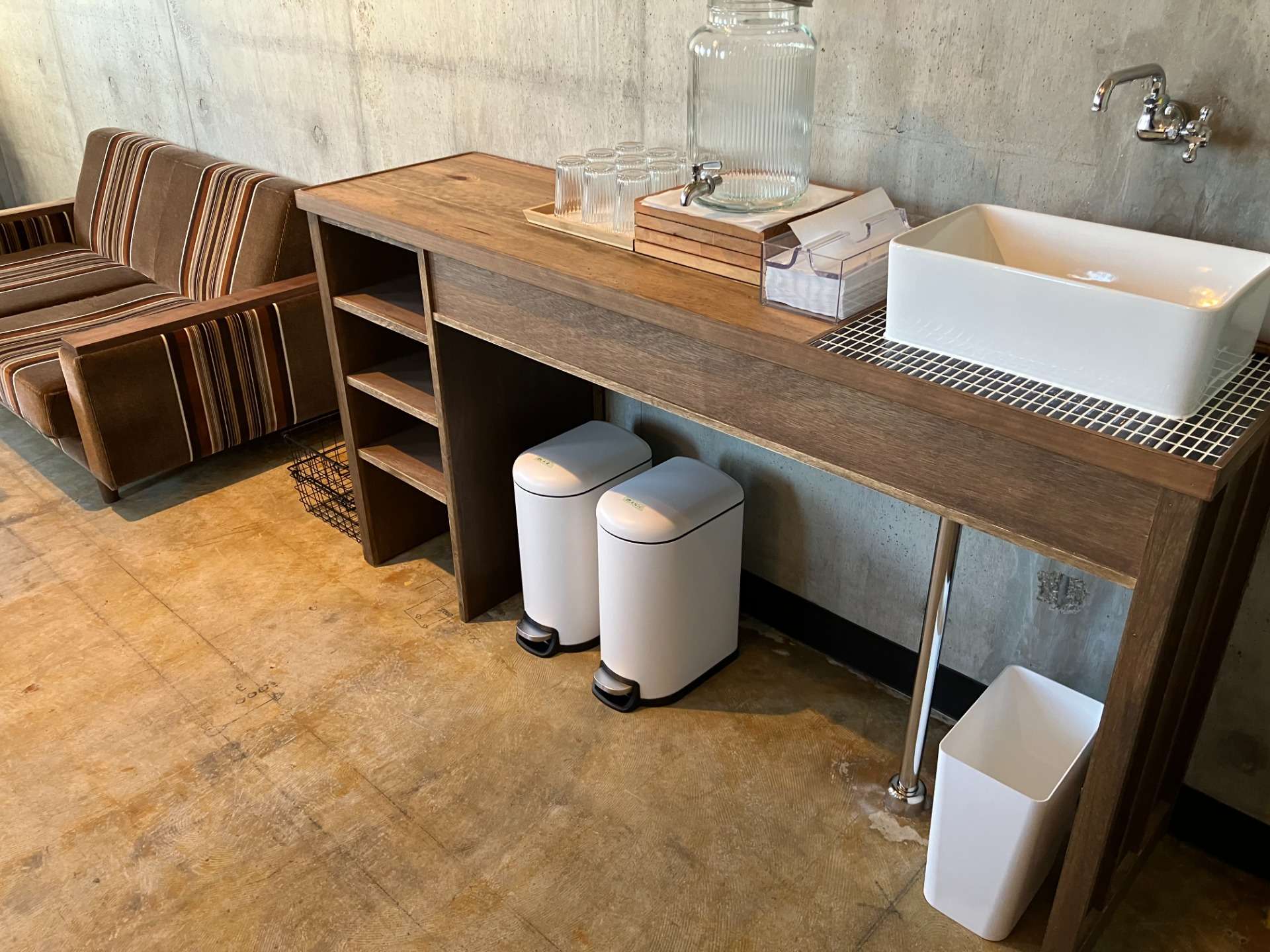 ２Fの客席の片隅にある飲食後の食器を下げるスペース。もともとあった水栓をうまく再利用