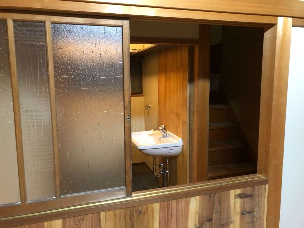 元和室から脱衣所に通じる内窓。古ガラス建具を再利用。