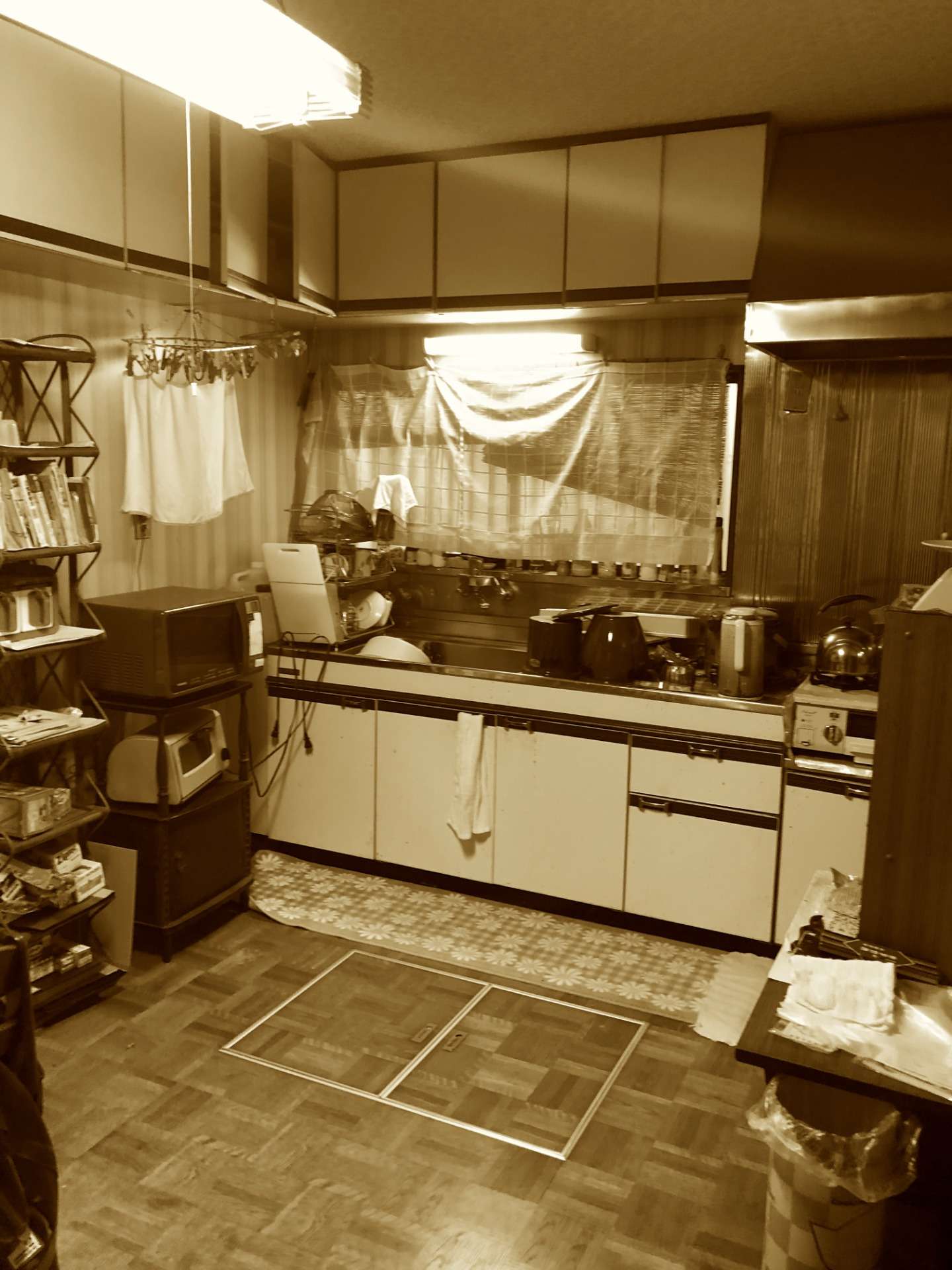 before. 工事前のキッチン。冷蔵庫の配置や家電の配置も遠く使いにくい台所でした