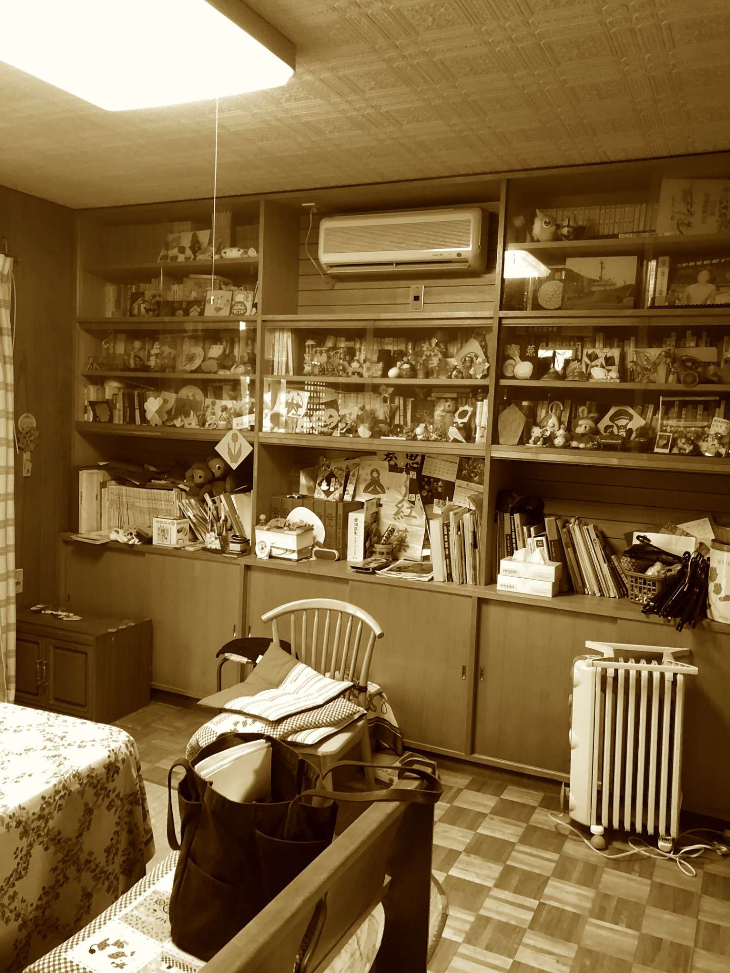 before. 　リビング作り付けの本棚　これはリビングの顔として残しました