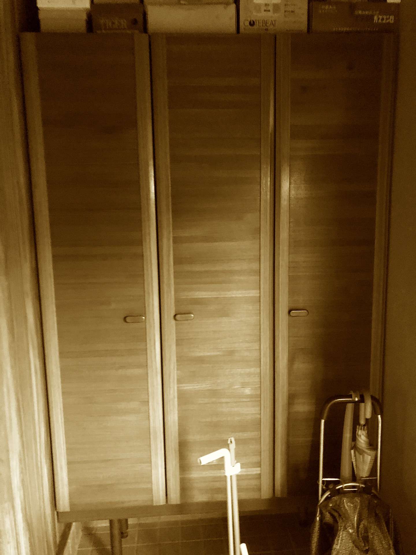before.玄関先にあった大型すぎる圧迫感のある靴箱。
