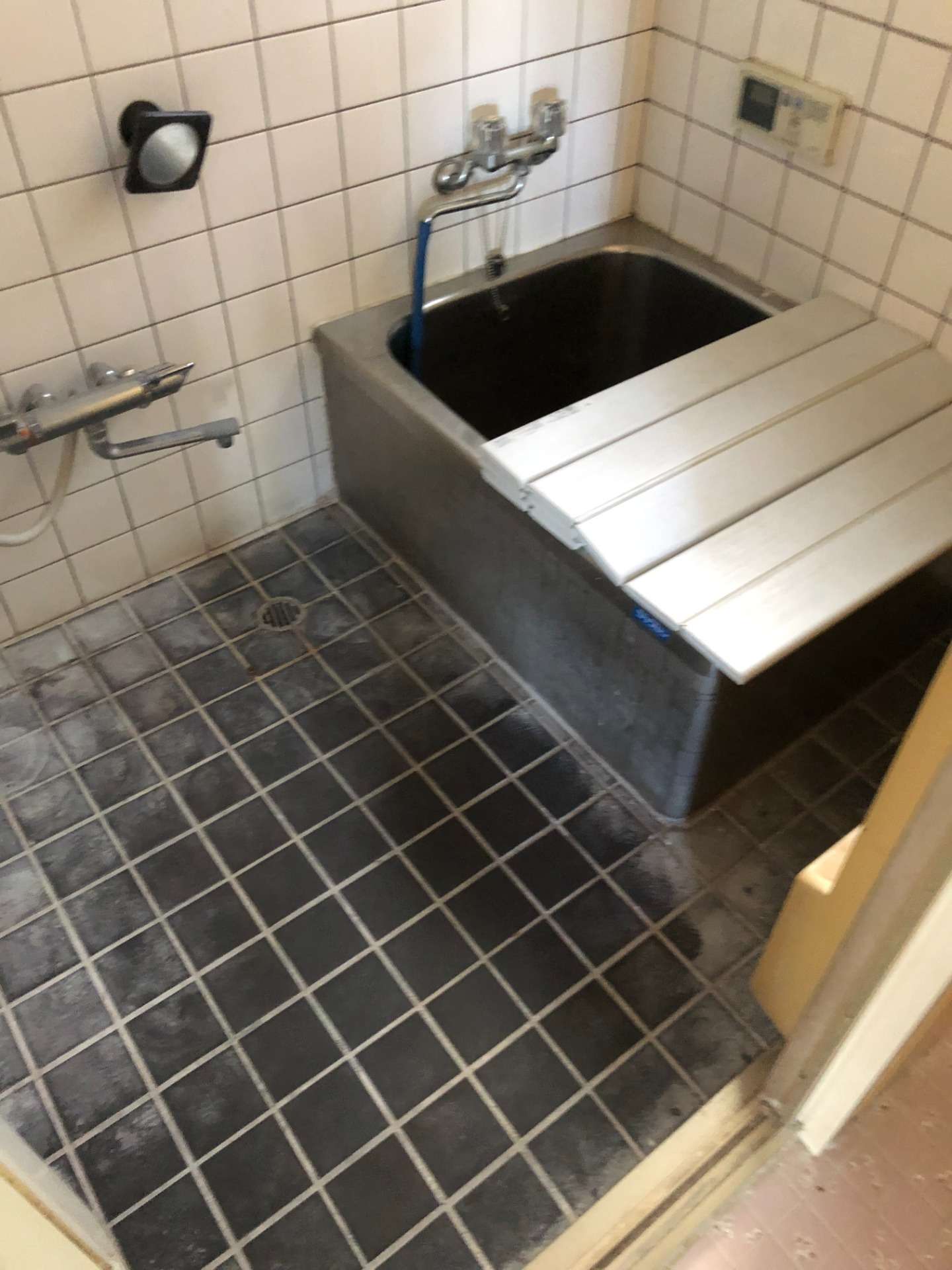 before. 　お風呂。浴槽が小さすぎ、タイルも白っぽくなっていて清潔感がイマイチだったお風呂