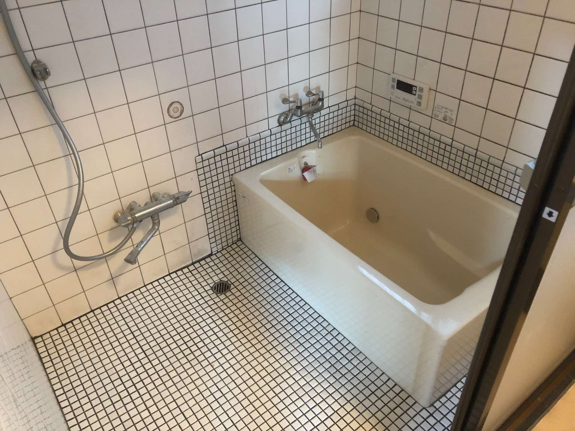 浴槽を広くし、床のタイルを段差をなくしてバリアフリーに貼り直しました