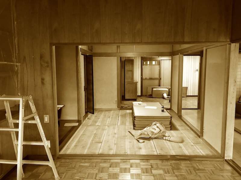 before. リビング　部屋の開口の上のまぐさがあるので暗いし閉鎖的。