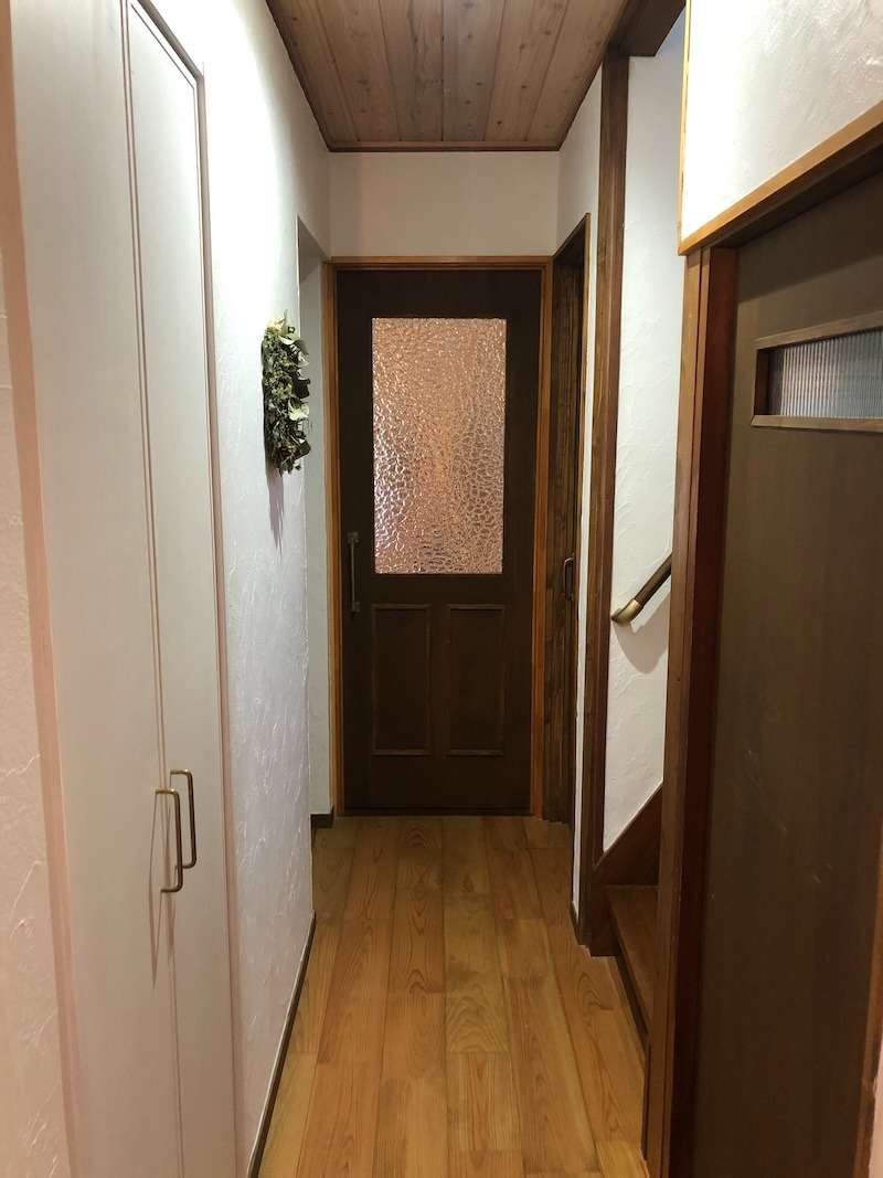 つるつるのドアから味のあるガラスドアに変身（廊下から見た図）