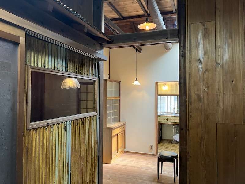 入り口近くにあるトタンの小部屋はバイク部屋。サビたトタンは外壁張り替え時に再利用