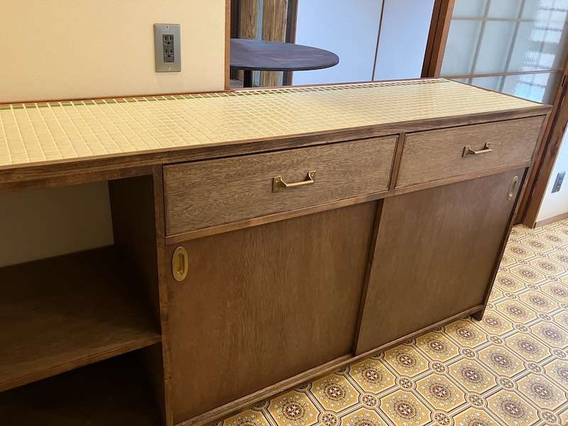 キッチンの対面には家電や食材など仕舞えるキッチンボードを製作