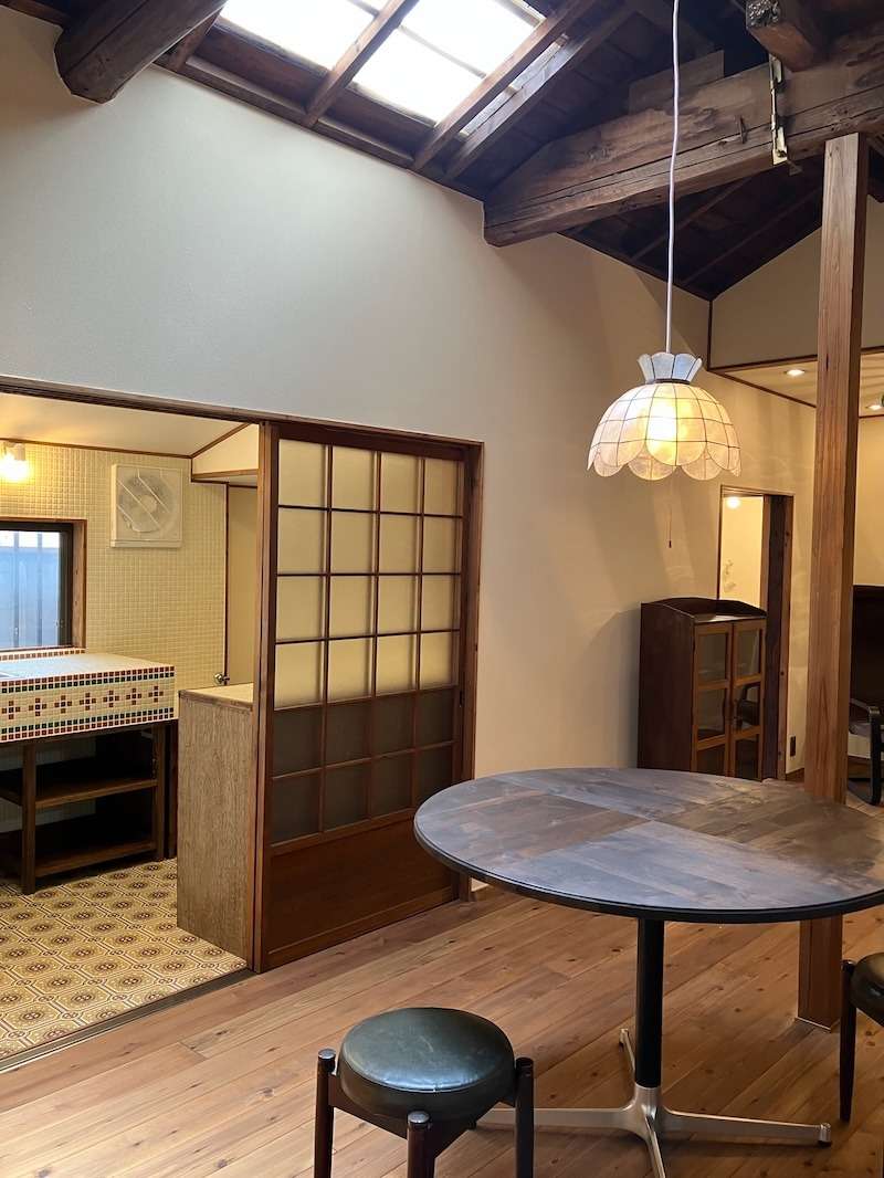 天井からの光は柔らかく部屋全体に降り注ぎます